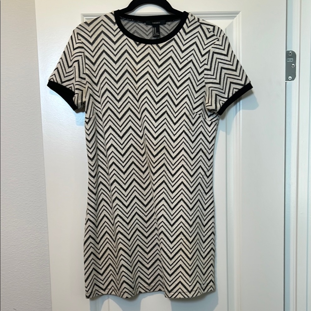 Chevron B&W Dress, Short Sleeve, Above the Knee, size medium